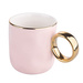 Kubek wytłaczany ze złotym uchem - pudrowy róż