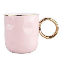 Kubek wytłaczany ze złotym uchem - pudrowy róż